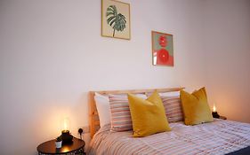 Modern New House - Great Location - Garden - Parking - Fast Wifi - Smart Tv - Stunning 2 Bedroom House Sleeps Up To 4! Only 5 Mins Drive To Sandbanks Beach